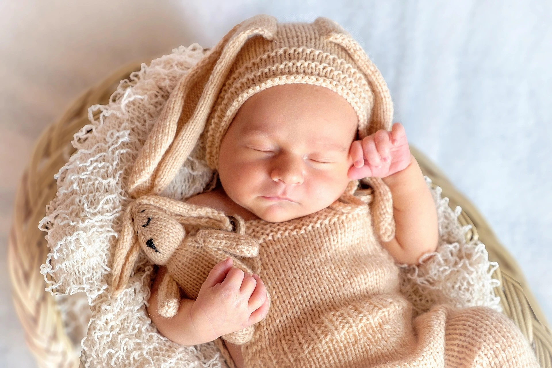 Schlafendes Baby im Korb